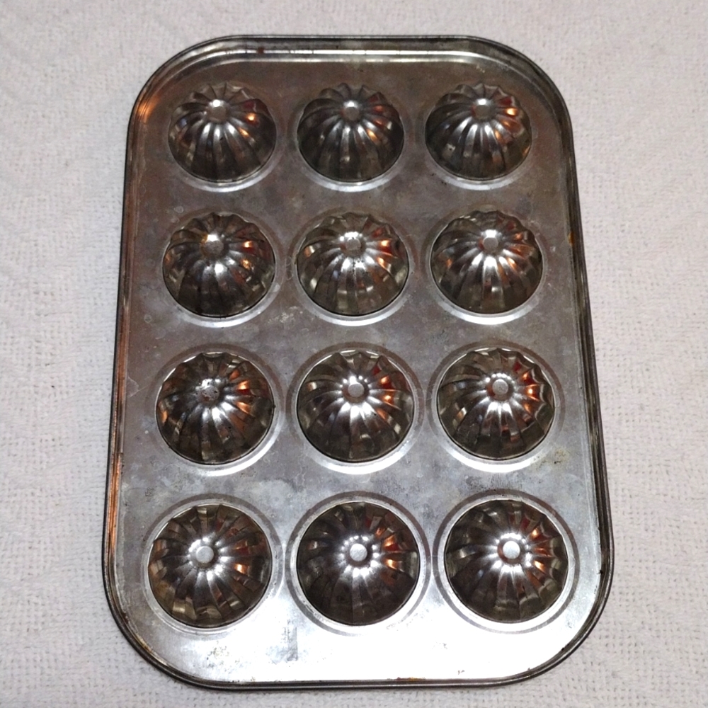 Vintage 80s Hoan Hong Kong Pastry Tin